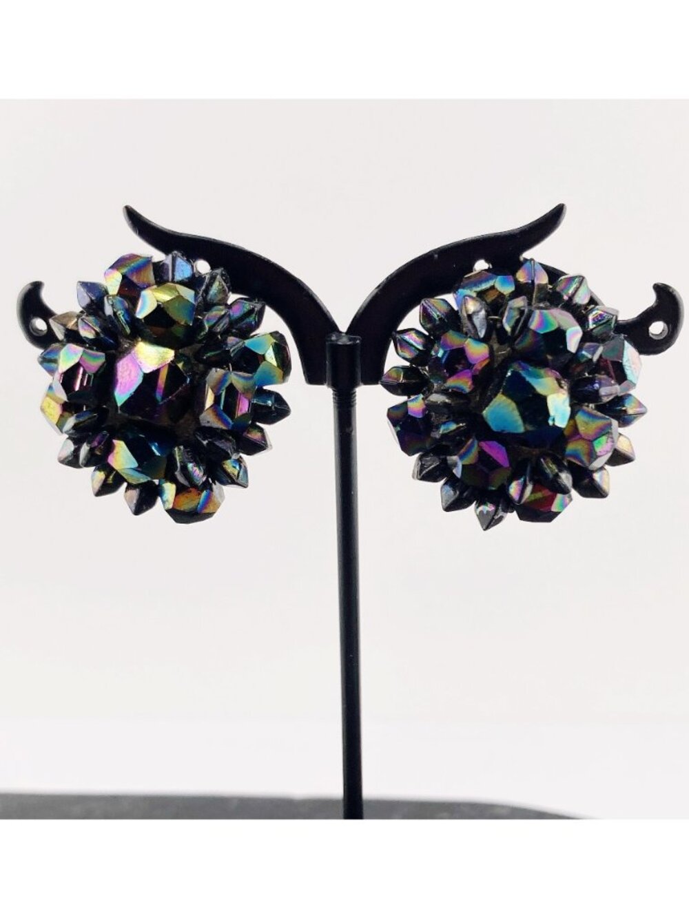 VINTAGE Oil slick style black plastic cluster bead clip-on earrings 1950s pinup - Picture 9 of 15